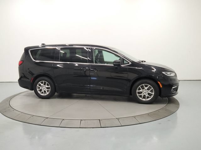 Used 2024 Chrysler Pacifica Touring-L FWD image 9