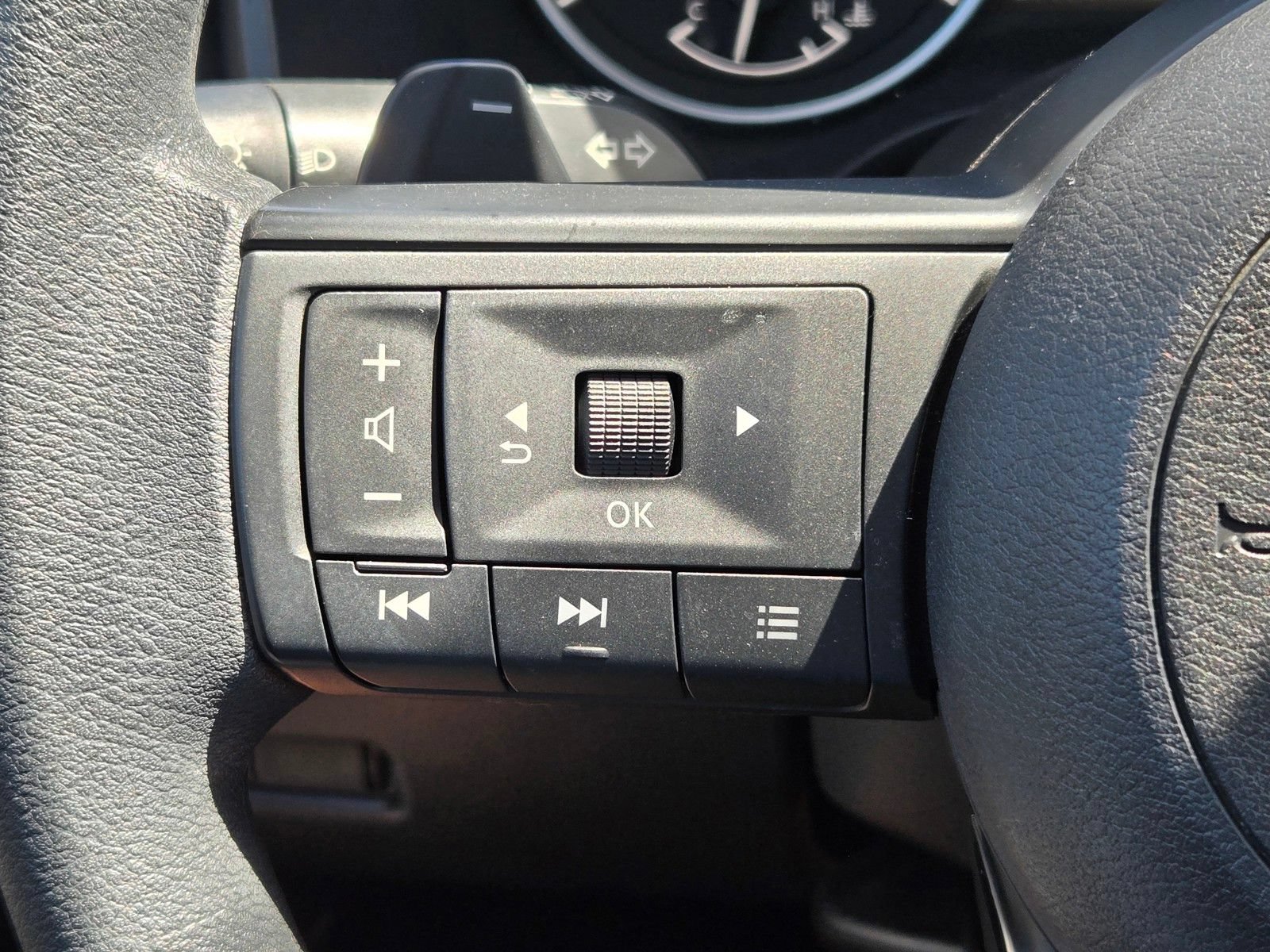 Used 2023 Nissan Rogue S AWD/4WD image 32