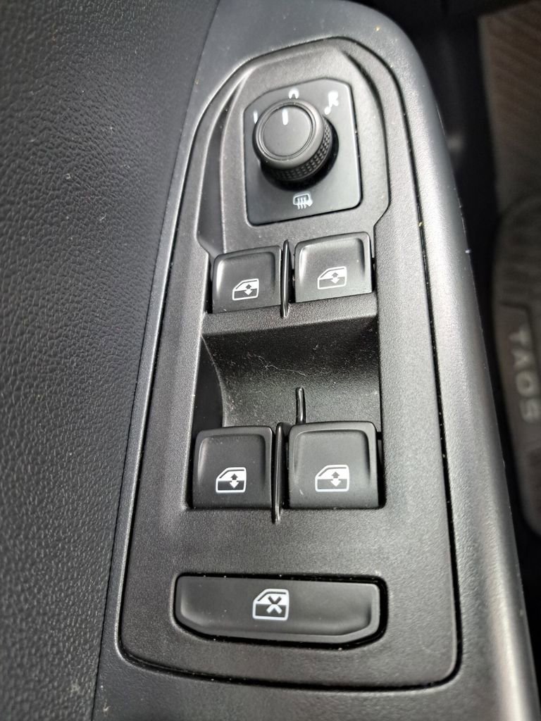 Used 2022 Volkswagen Taos SE image 16