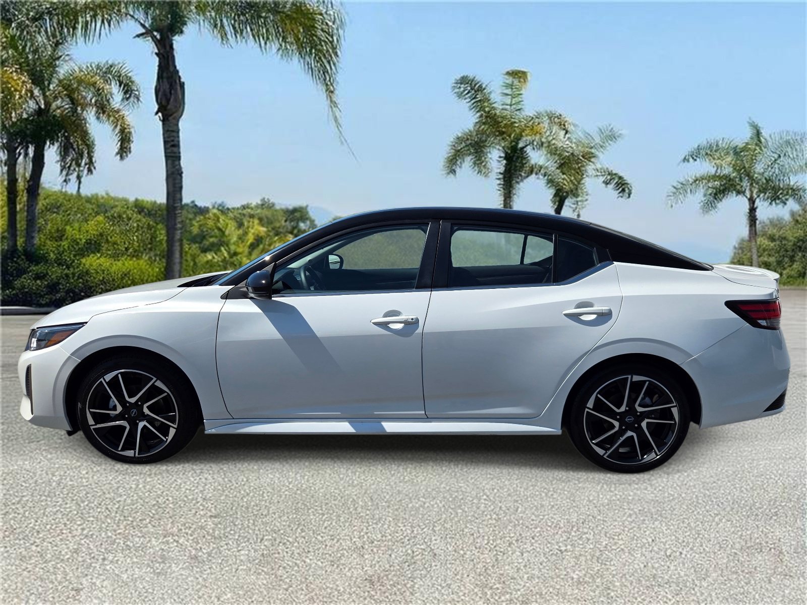 Used 2025 Nissan Sentra SR FWD image 2