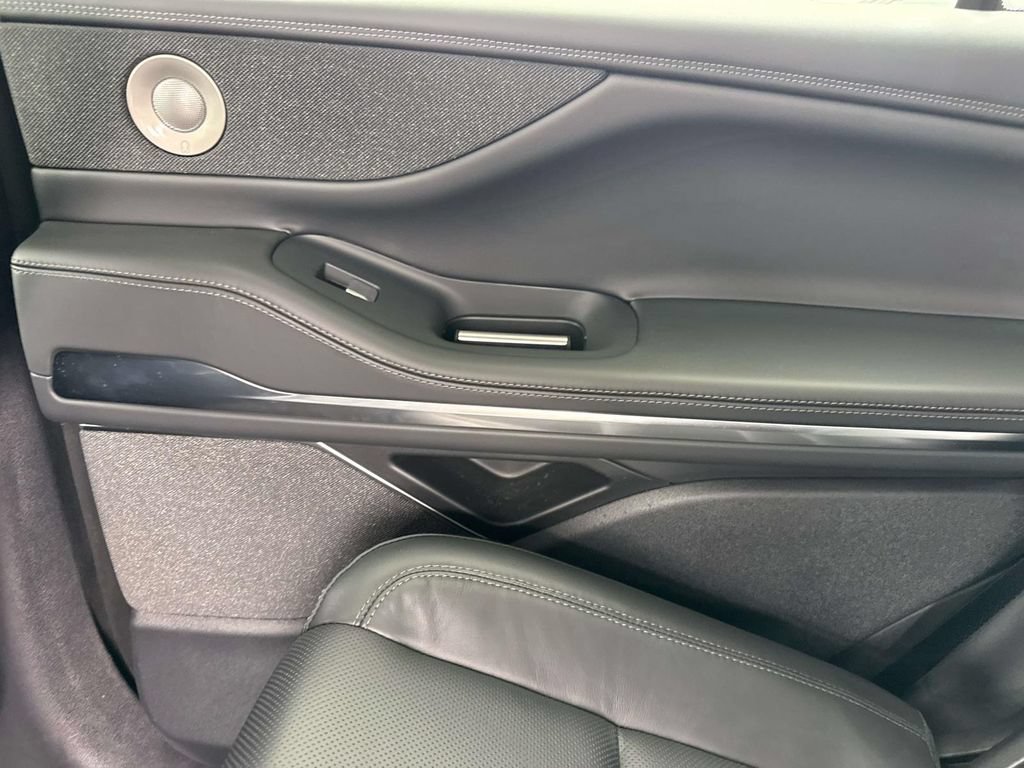 New 2025 Lincoln Navigator Reserve AWD/4WD image 12