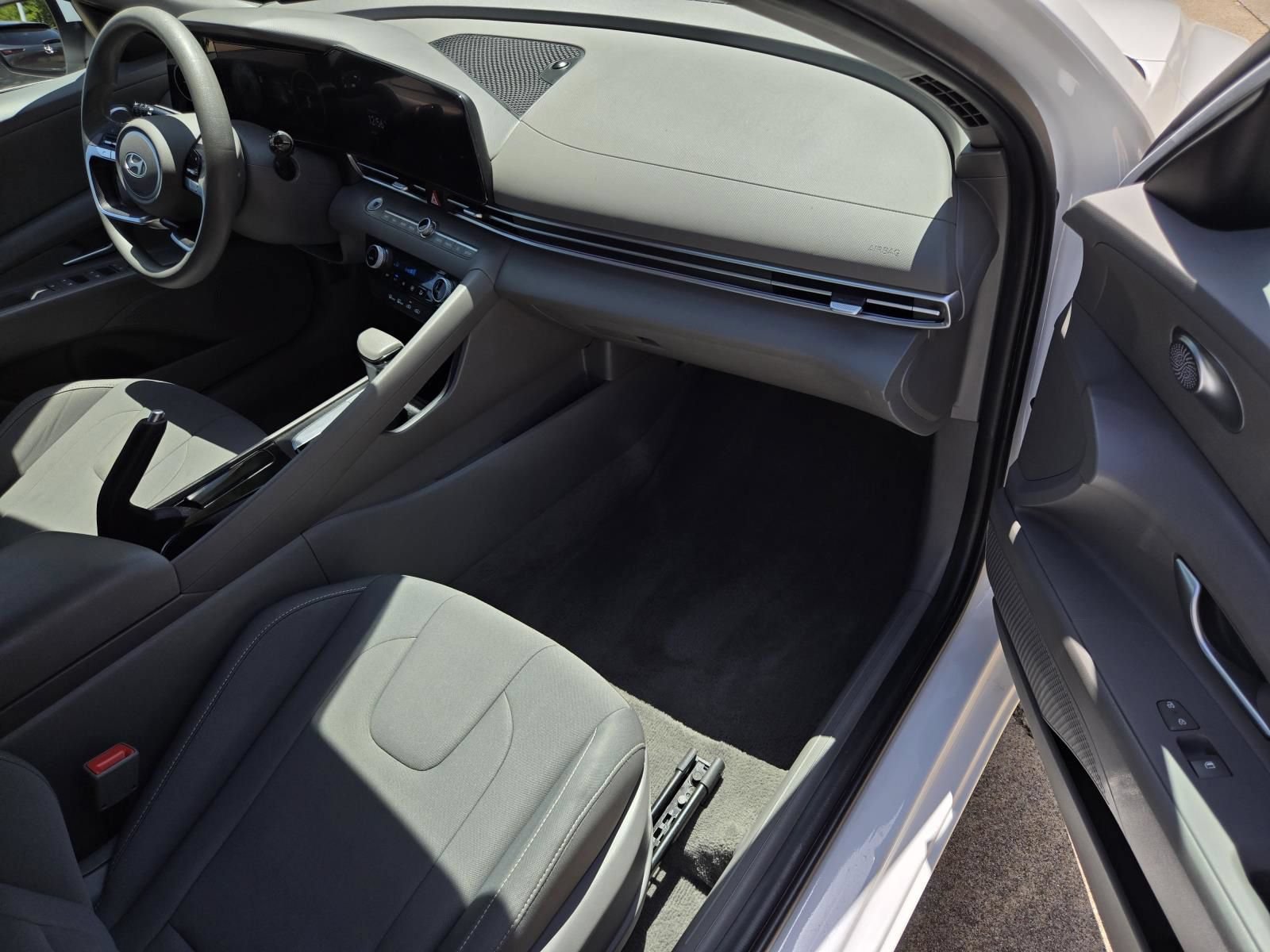 Used 2024 Hyundai Elantra SEL FWD image 11