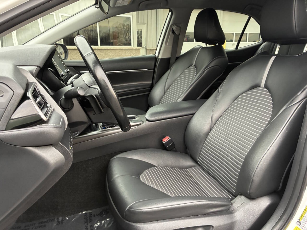 Used 2023 Toyota Camry SE FWD image 3