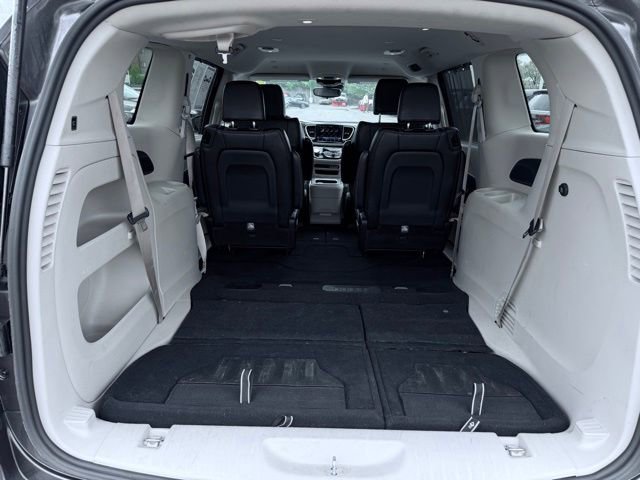 Certified 2023 Chrysler Pacifica Touring-L FWD image 11