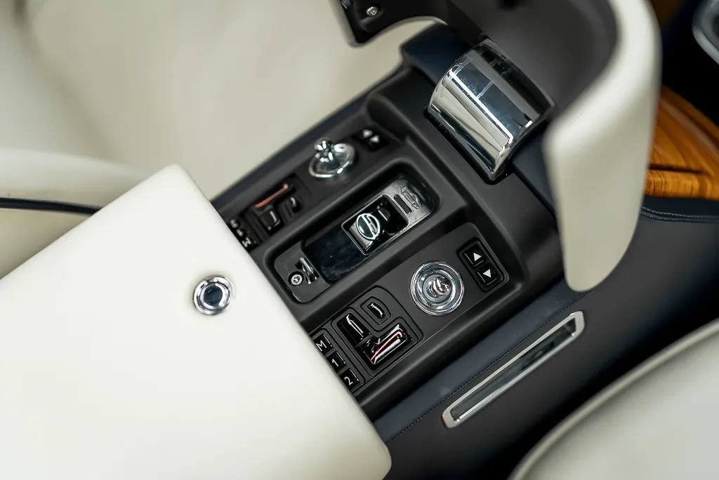 Used 2010 Rolls-Royce Phantom Drophead Coupe RWD image 21