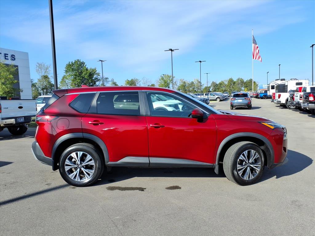 Used 2022 Nissan Rogue SV image 2