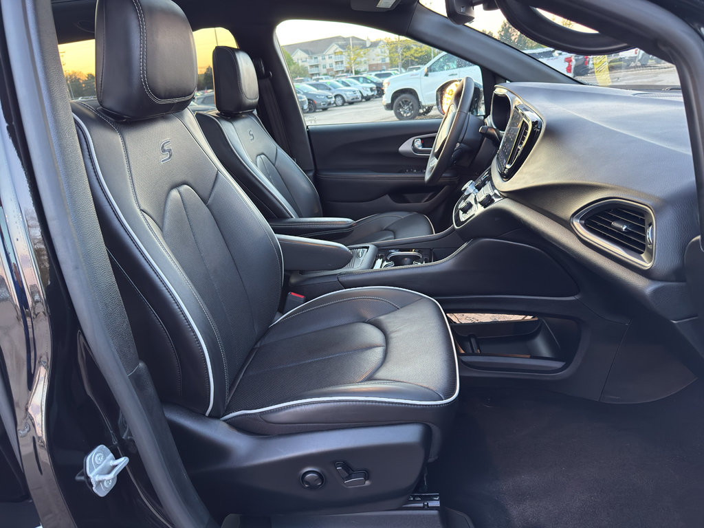 Used 2025 Chrysler Pacifica Limited FWD image 43