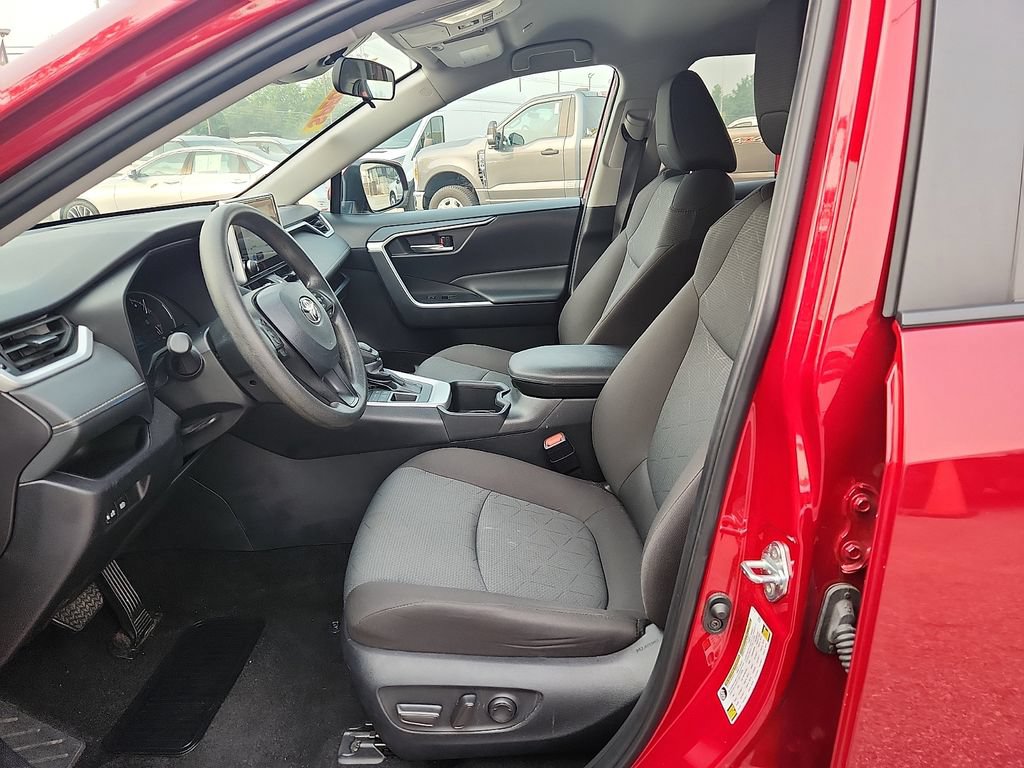 Used 2025 Toyota RAV4 XLE AWD/4WD image 13