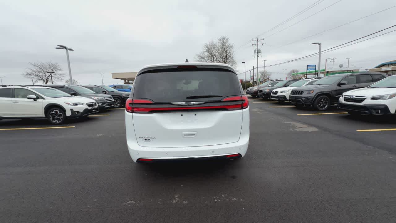 Used 2024 Chrysler Pacifica Touring-L FWD image 7