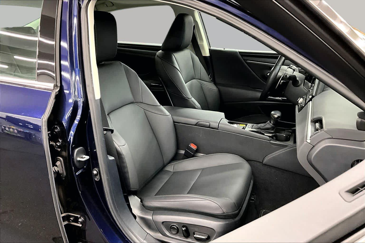 Used 2024 Lexus ES 300h w/ Premium Package FWD image 9