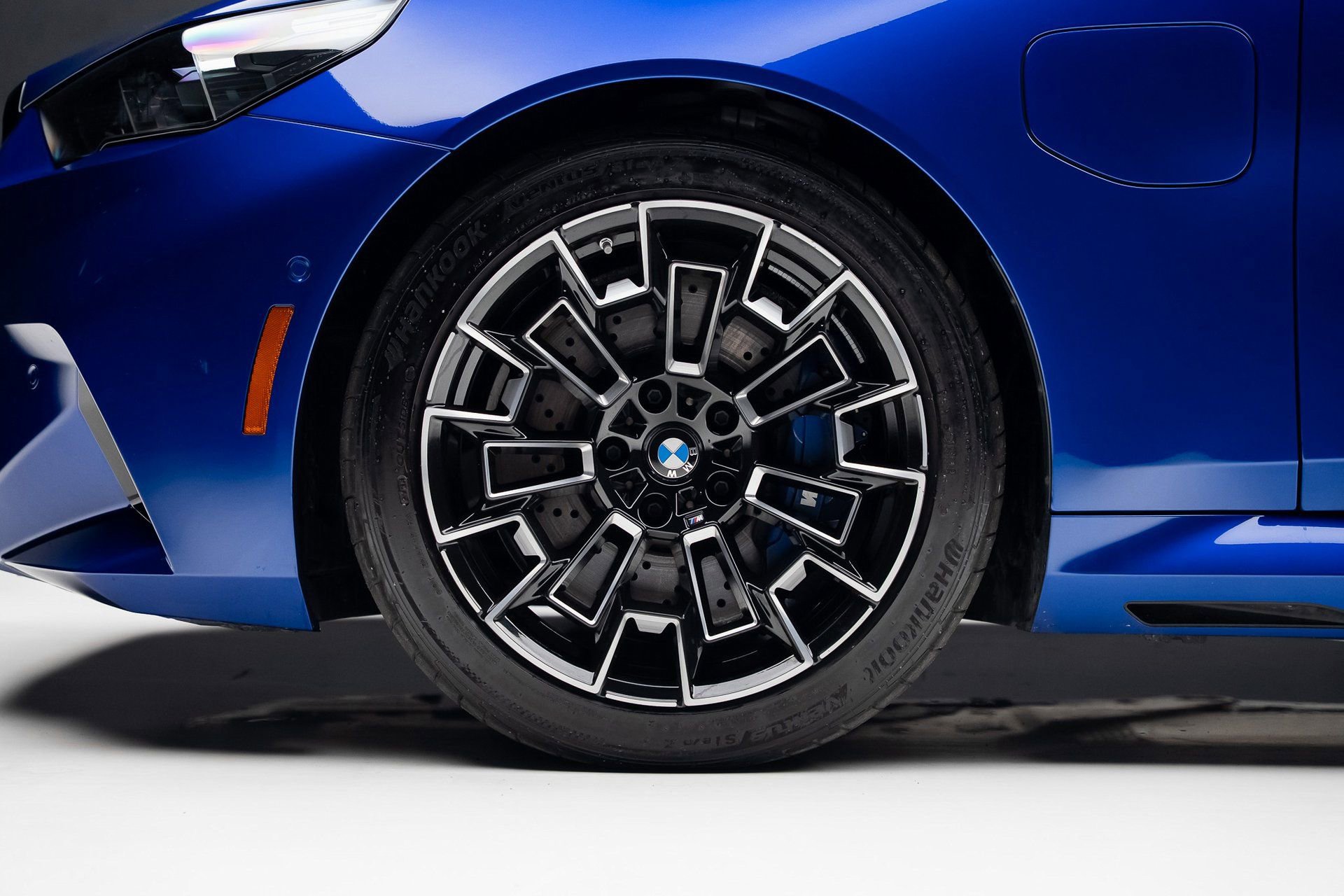 Used 2025 BMW M5 w/ Carbon Package image 19