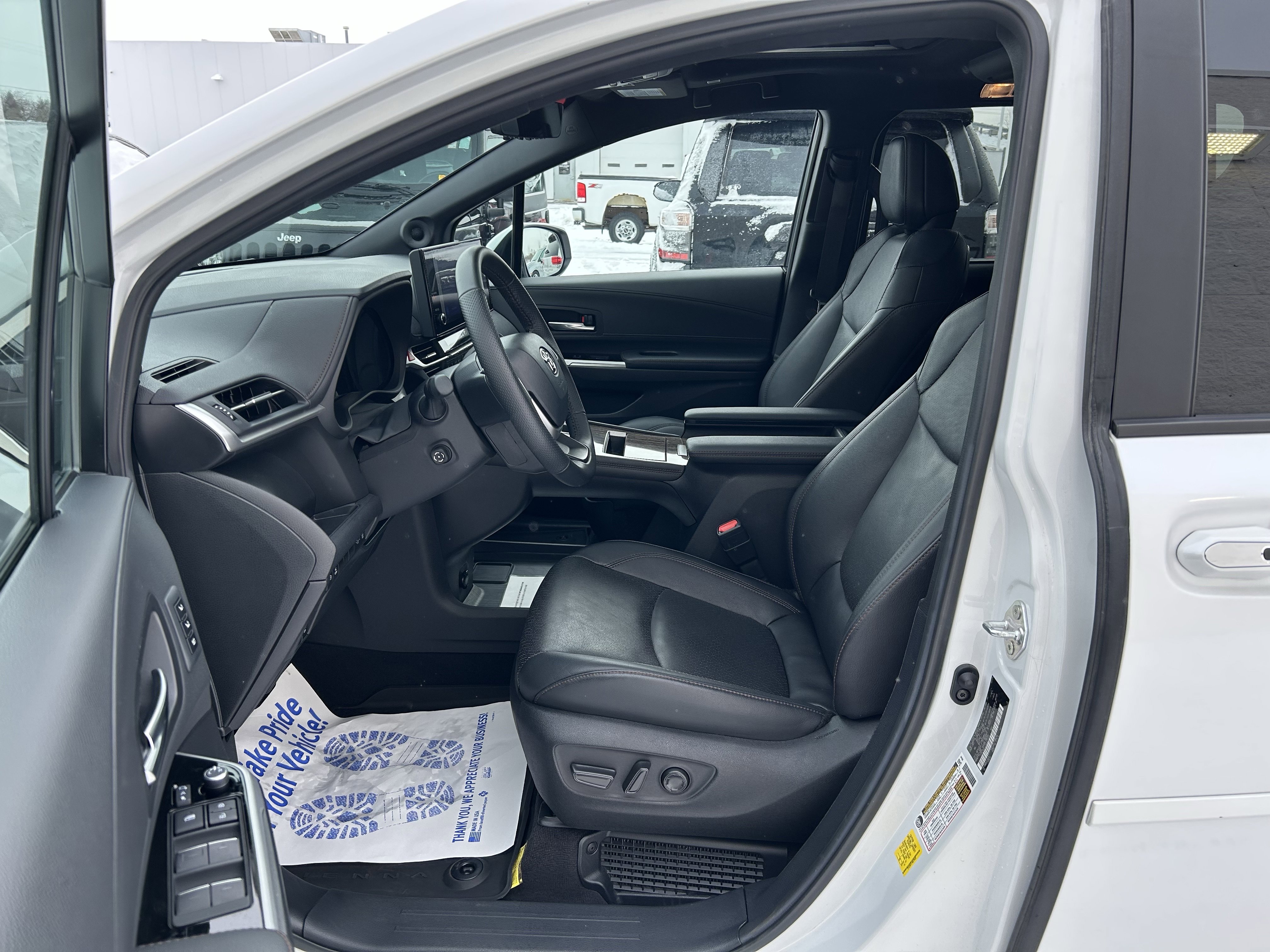 Used 2025 Toyota Sienna Limited image 14