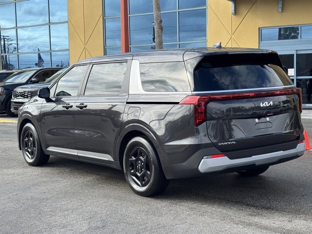 Certified 2025 Kia Carnival LX image 3