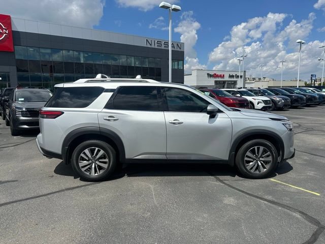 Used 2023 Nissan Pathfinder SL AWD/4WD image 13