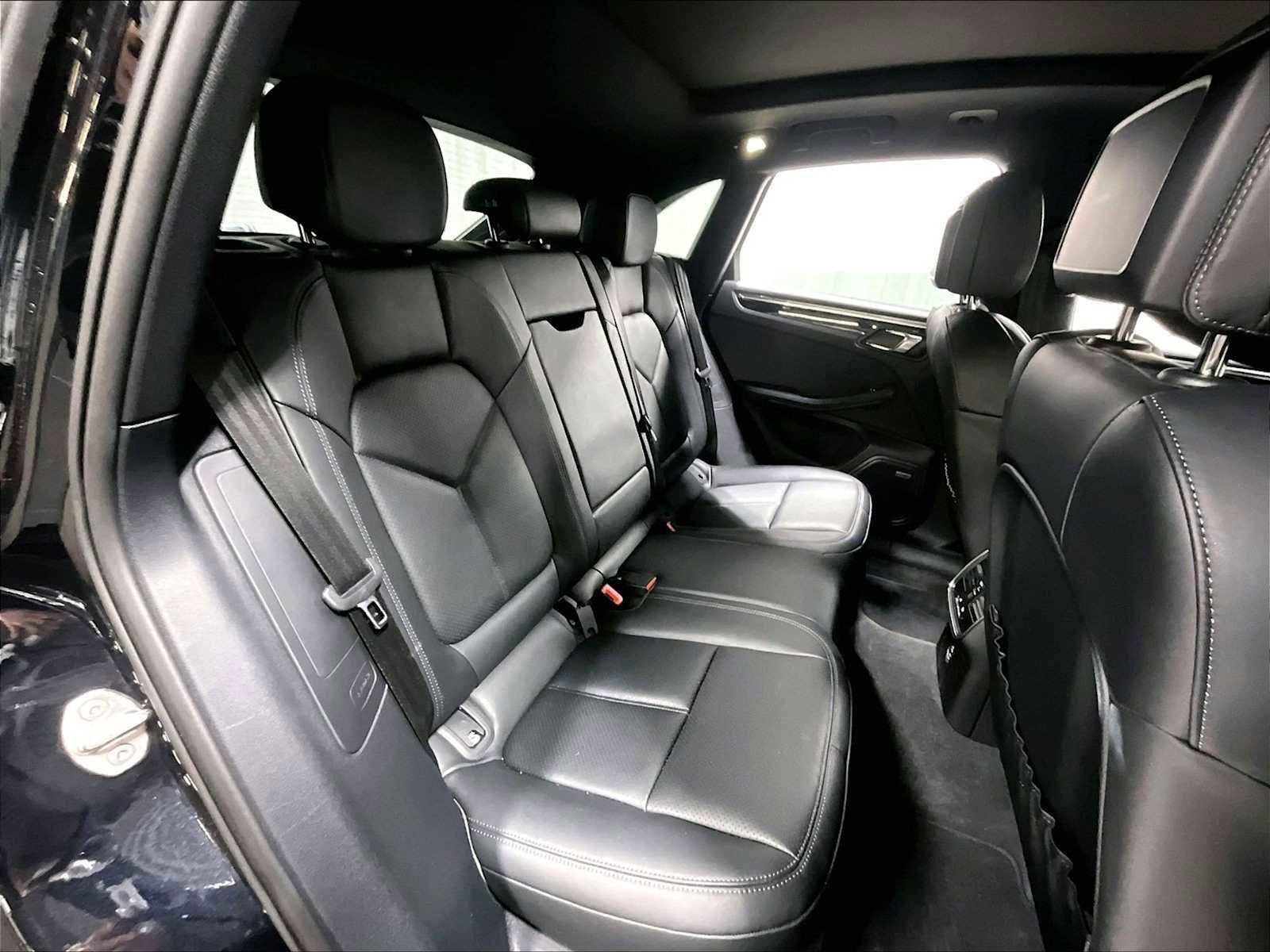 Used 2025 Porsche Macan image 32