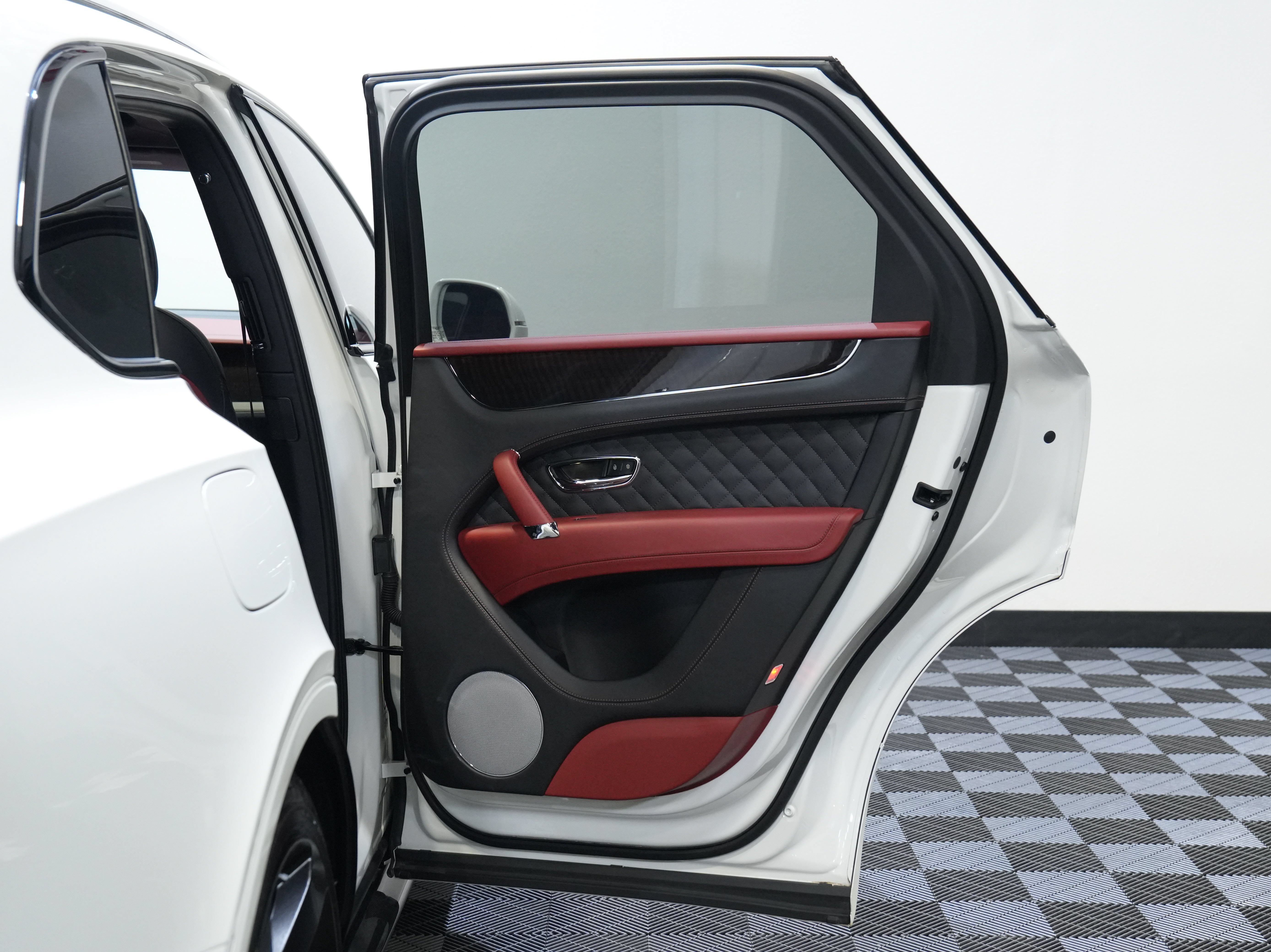 Used 2018 Bentley Bentayga AWD/4WD image 29