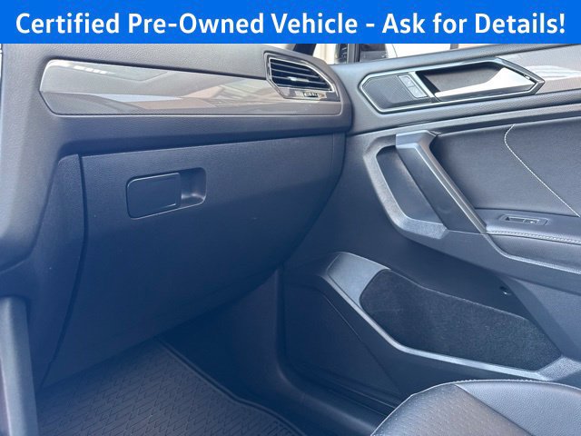 Certified 2022 Volkswagen Tiguan SE w/ Panoramic Sunroof Package AWD/4WD image 17