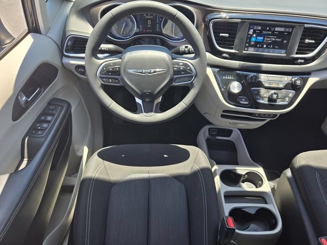 Used 2022 Chrysler Voyager LX FWD image 13
