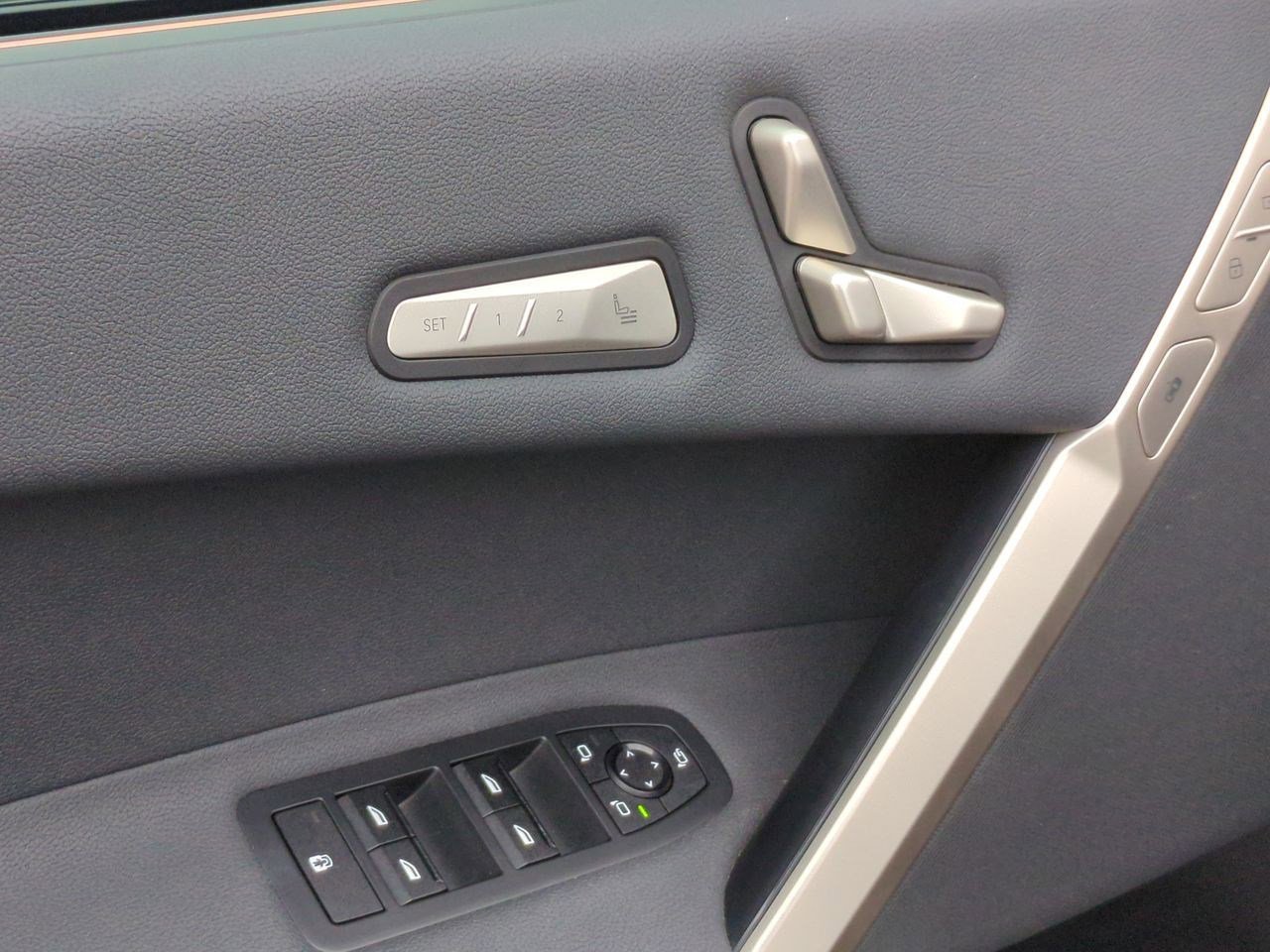 Used 2023 BMW iX xDrive50 w/ Sport Package image 21