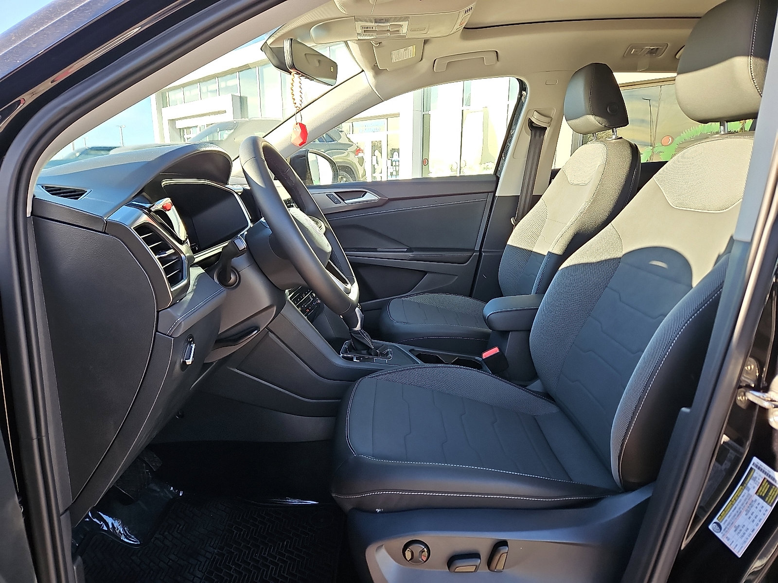 New 2026 Volkswagen Taos SE image 9