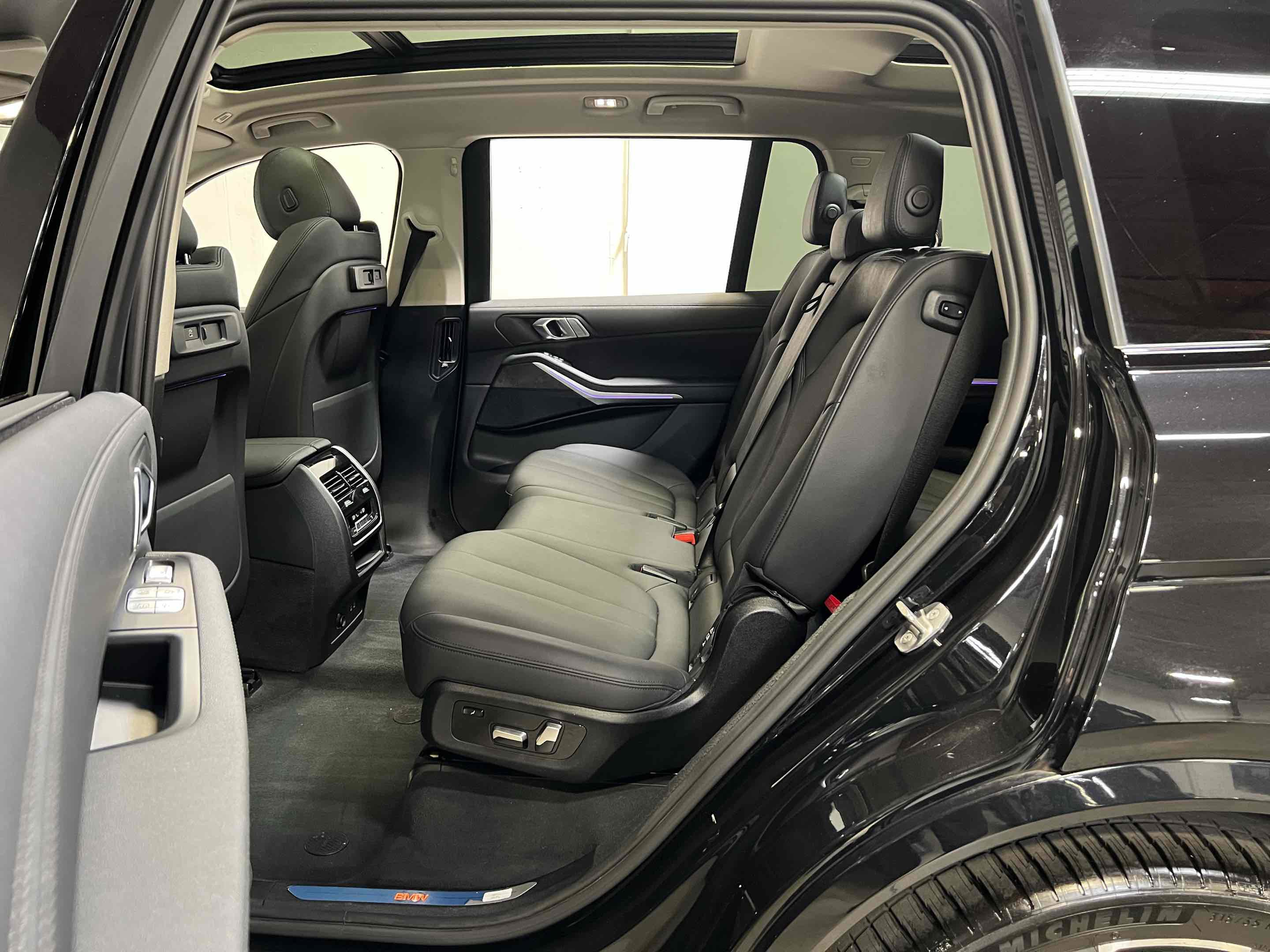 Used 2022 BMW X7 xDrive40i w/ Premium Package AWD/4WD image 5