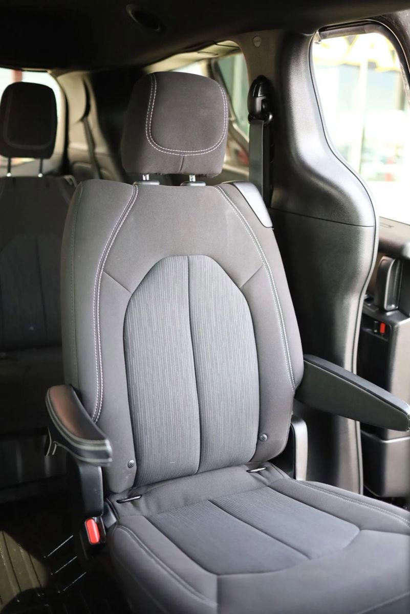 Used 2021 Chrysler Pacifica Touring w/ Uconnect Theater Family Group image 44