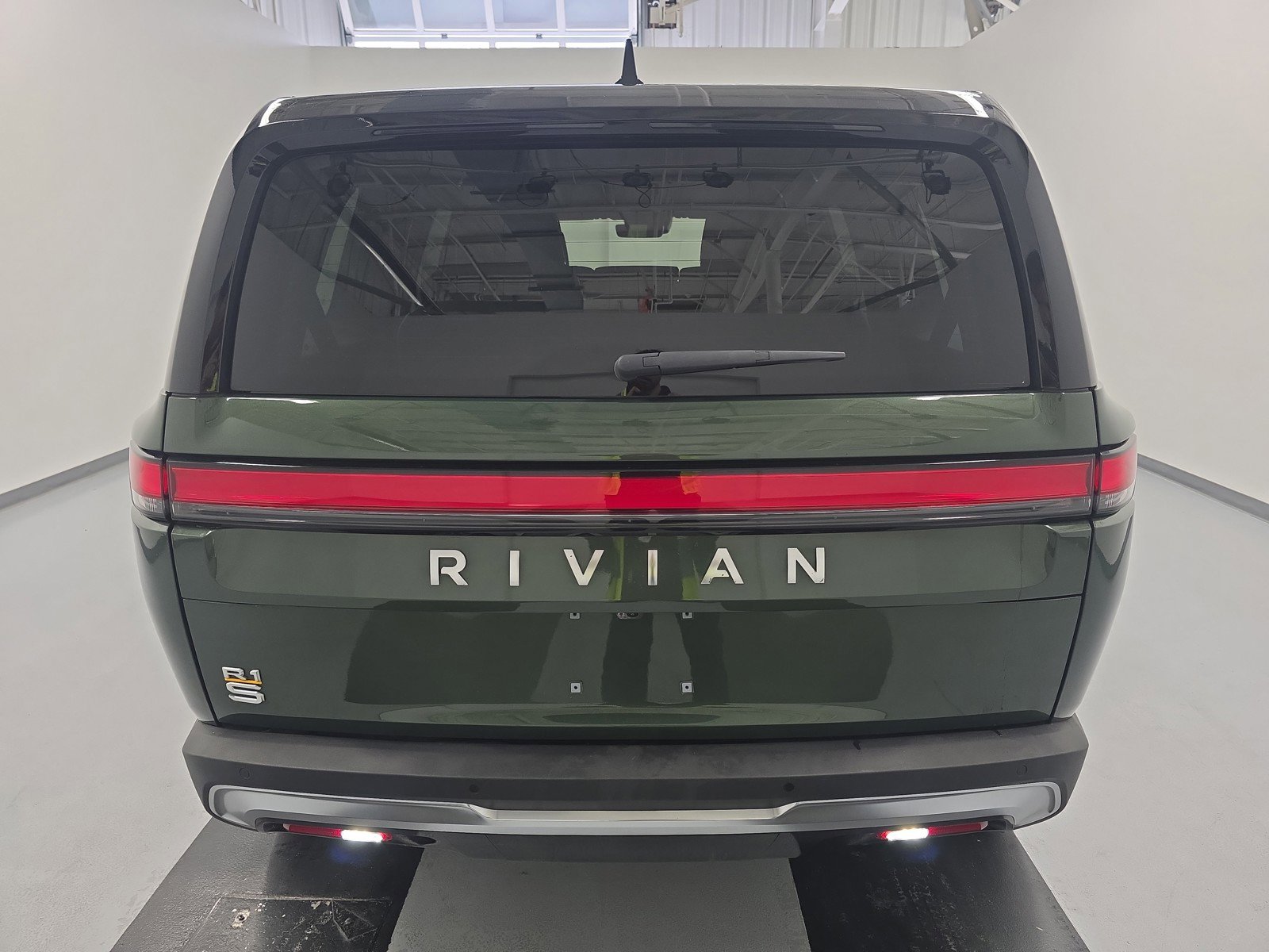 Used 2024 Rivian R1S Adventure AWD/4WD image 4