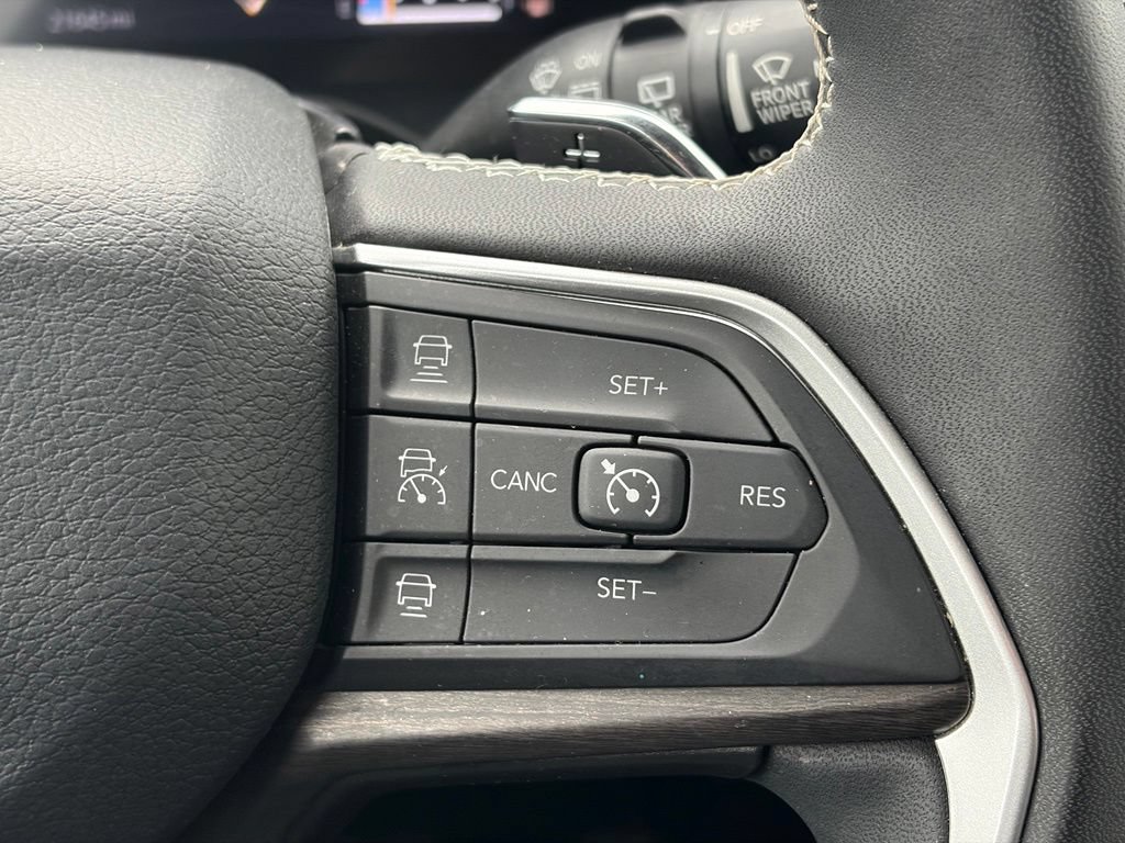 Used 2023 Jeep Grand Cherokee Limited w/ Luxury Tech Group II AWD/4WD image 26