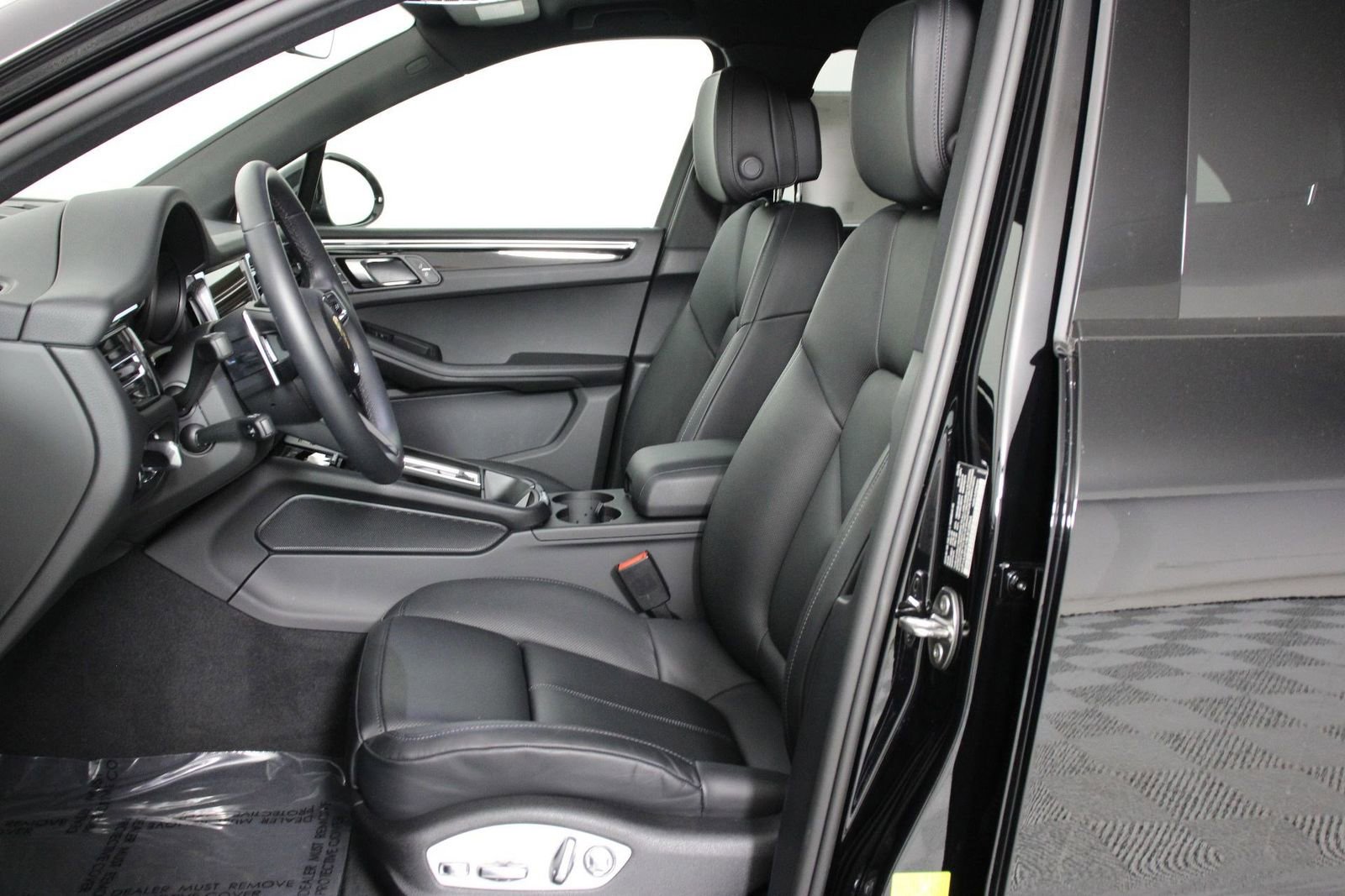 Certified 2025 Porsche Macan image 5