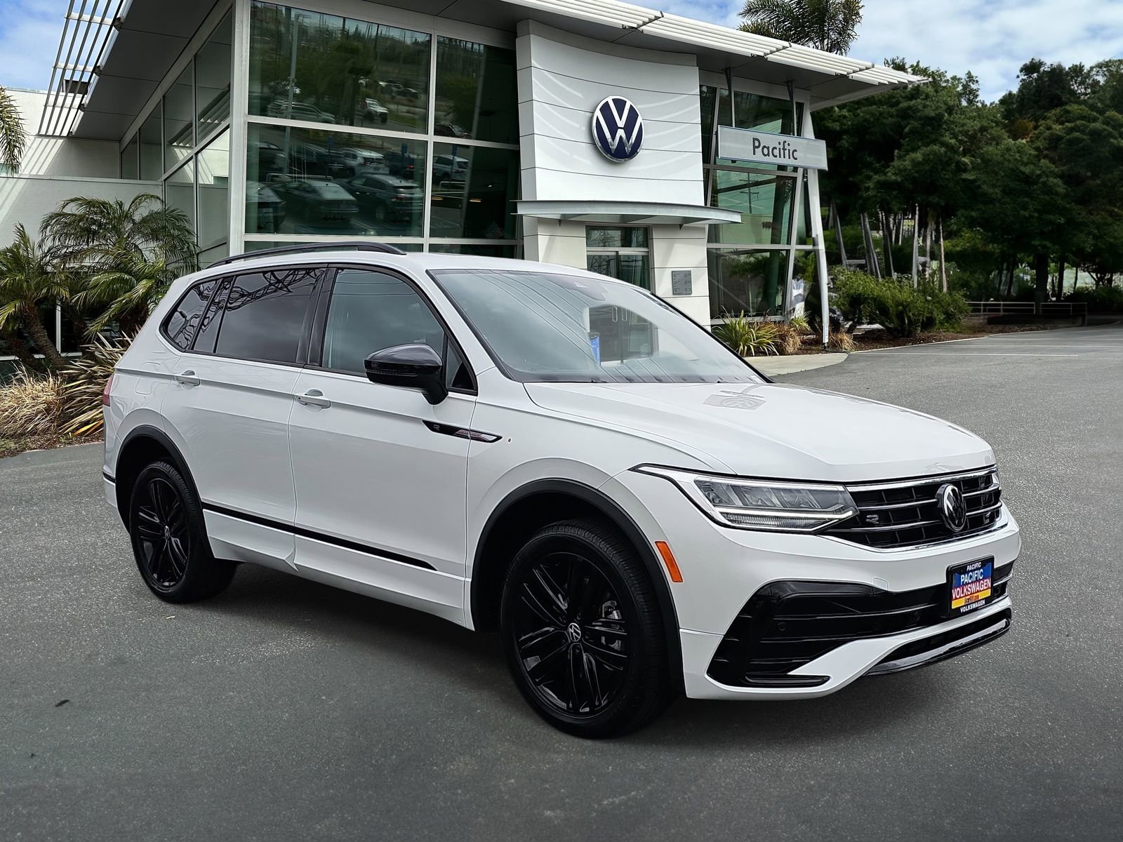 Used 2022 Volkswagen Tiguan SE R-Line image 3