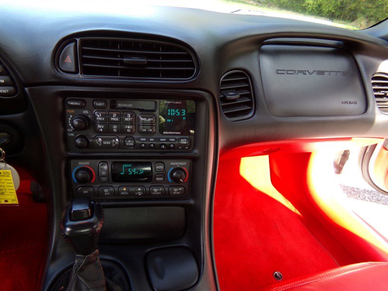 Used 2000 Chevrolet Corvette Coupe w/ Roof Pkg RWD image 26