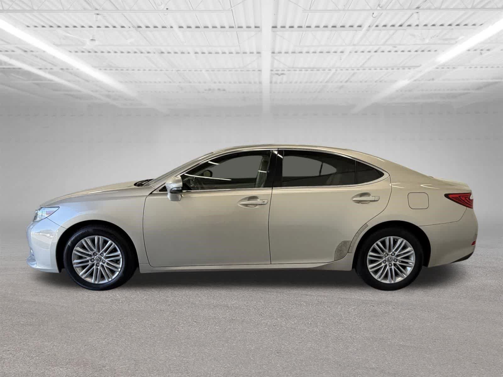 Used 2013 Lexus ES 350 w/ Luxury Pkg FWD image 2