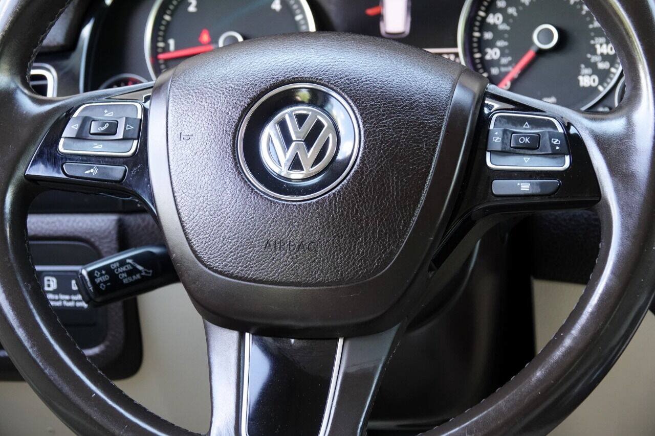 Used 2012 Volkswagen Touareg Sport AWD/4WD image 58