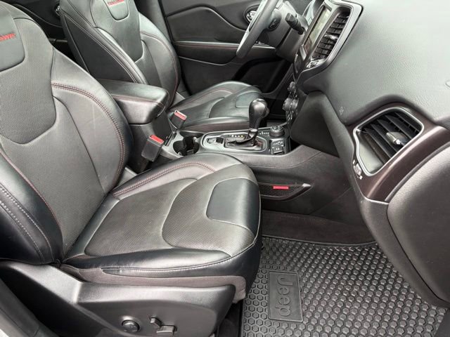 Used 2022 Jeep Cherokee Trailhawk w/ Trailhawk Elite Value Package AWD/4WD image 18