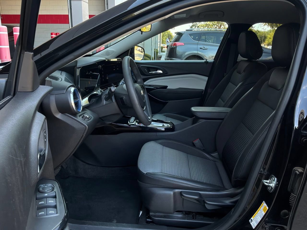Used 2025 Chevrolet Trax LT FWD image 10