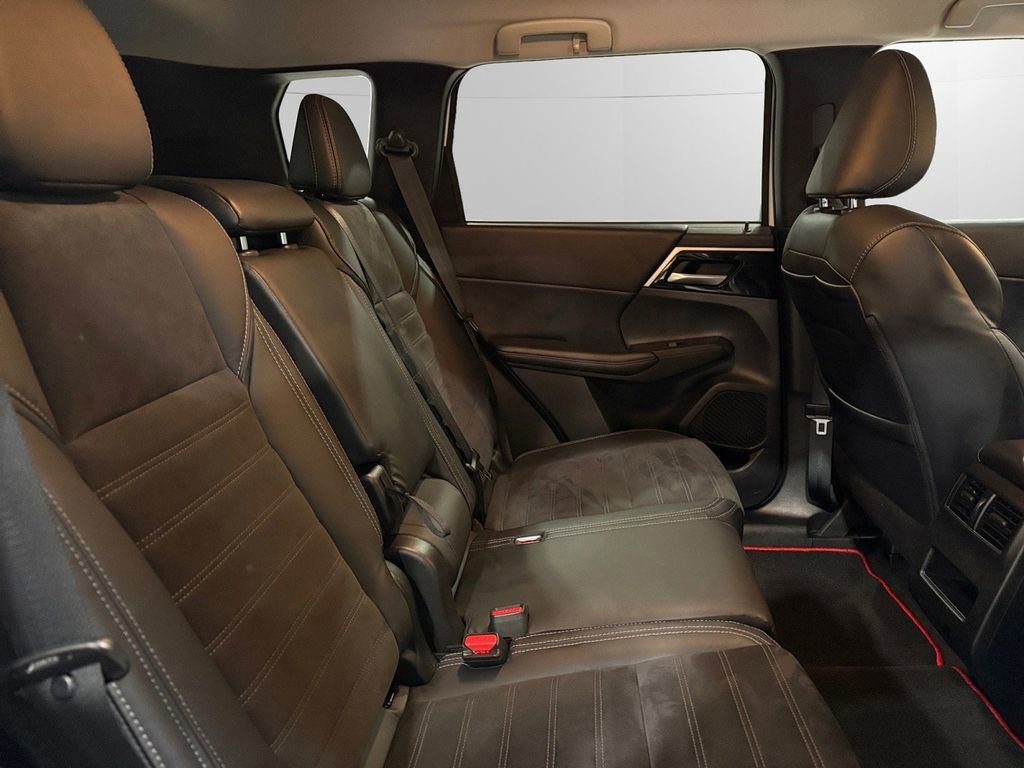 Used 2023 Mitsubishi Outlander SE image 17