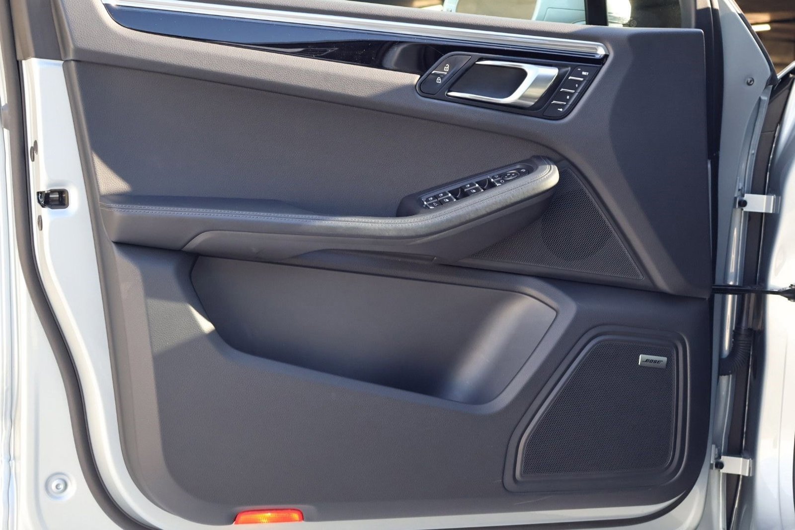 Certified 2025 Porsche Macan image 13