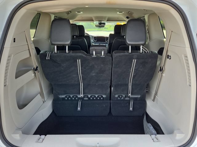 Used 2023 Chrysler Pacifica Touring-L FWD image 16