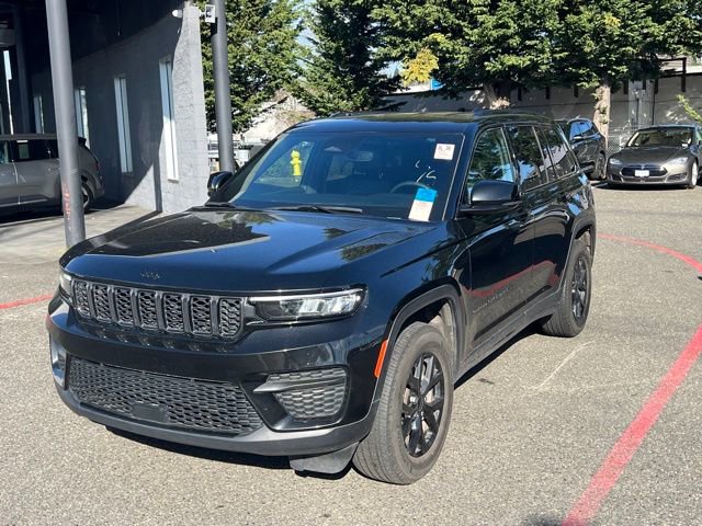 Used 2024 Jeep Grand Cherokee Altitude image 3
