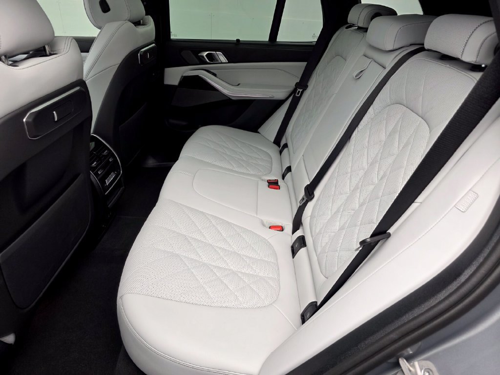 Used 2026 BMW X5 xDrive40i w/ M Sport Package AWD/4WD image 14