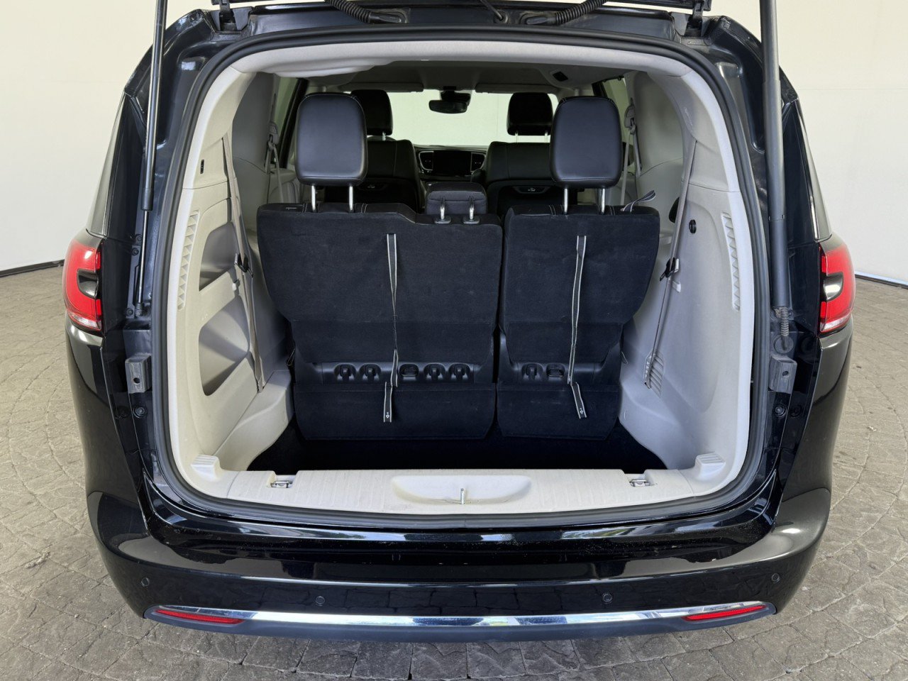 Used 2023 Chrysler Pacifica Touring-L FWD image 7