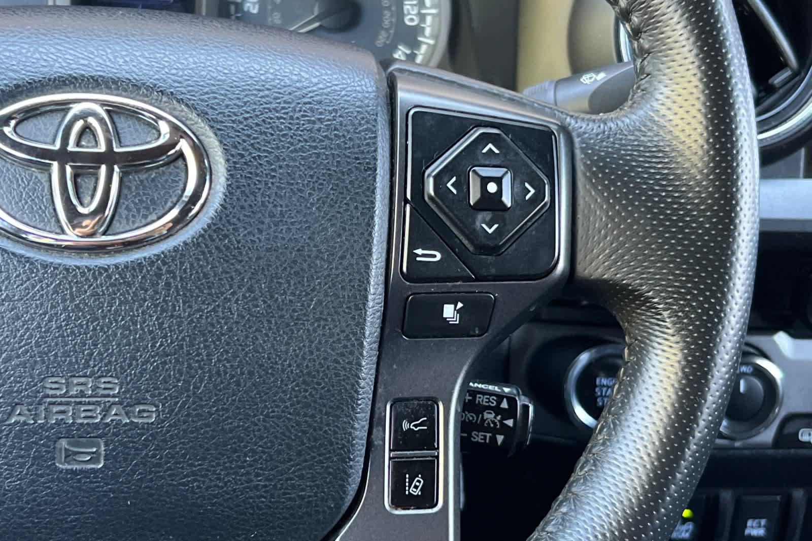 Used 2018 Toyota Tacoma TRD Off-Road w/ Technology Package AWD/4WD image 26