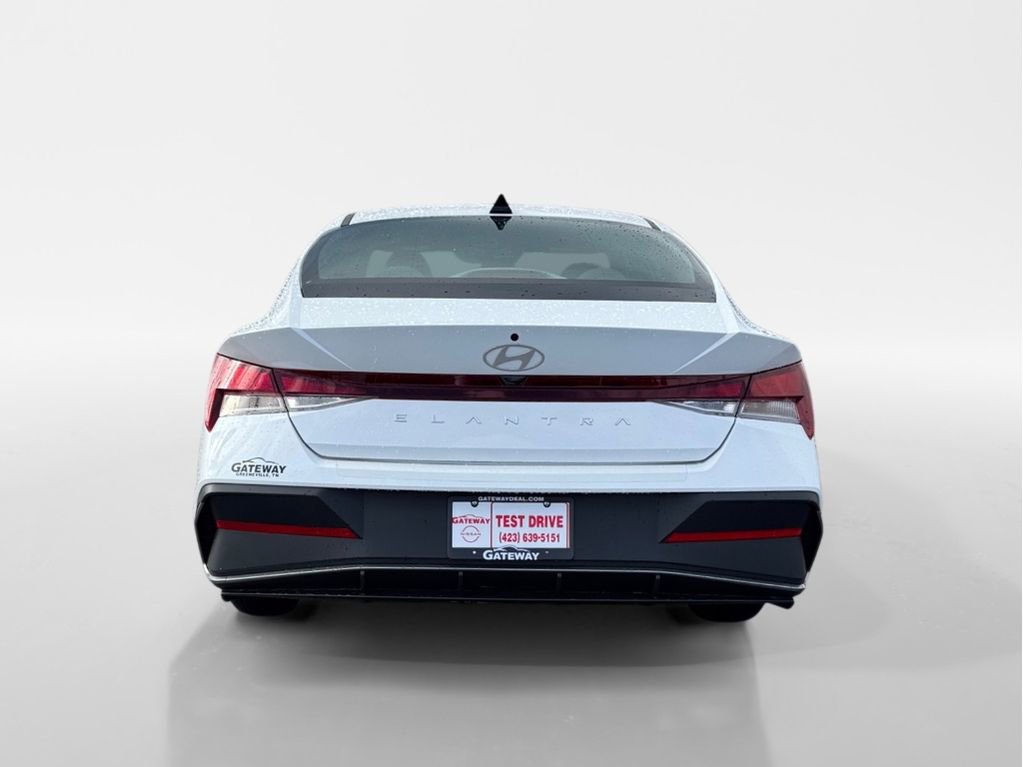Used 2025 Hyundai Elantra SE image 7
