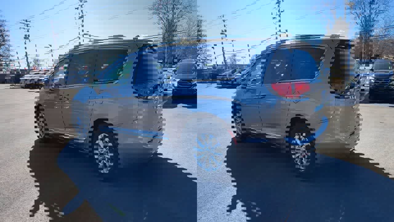 Used 2018 Chrysler Pacifica Touring-L image 6