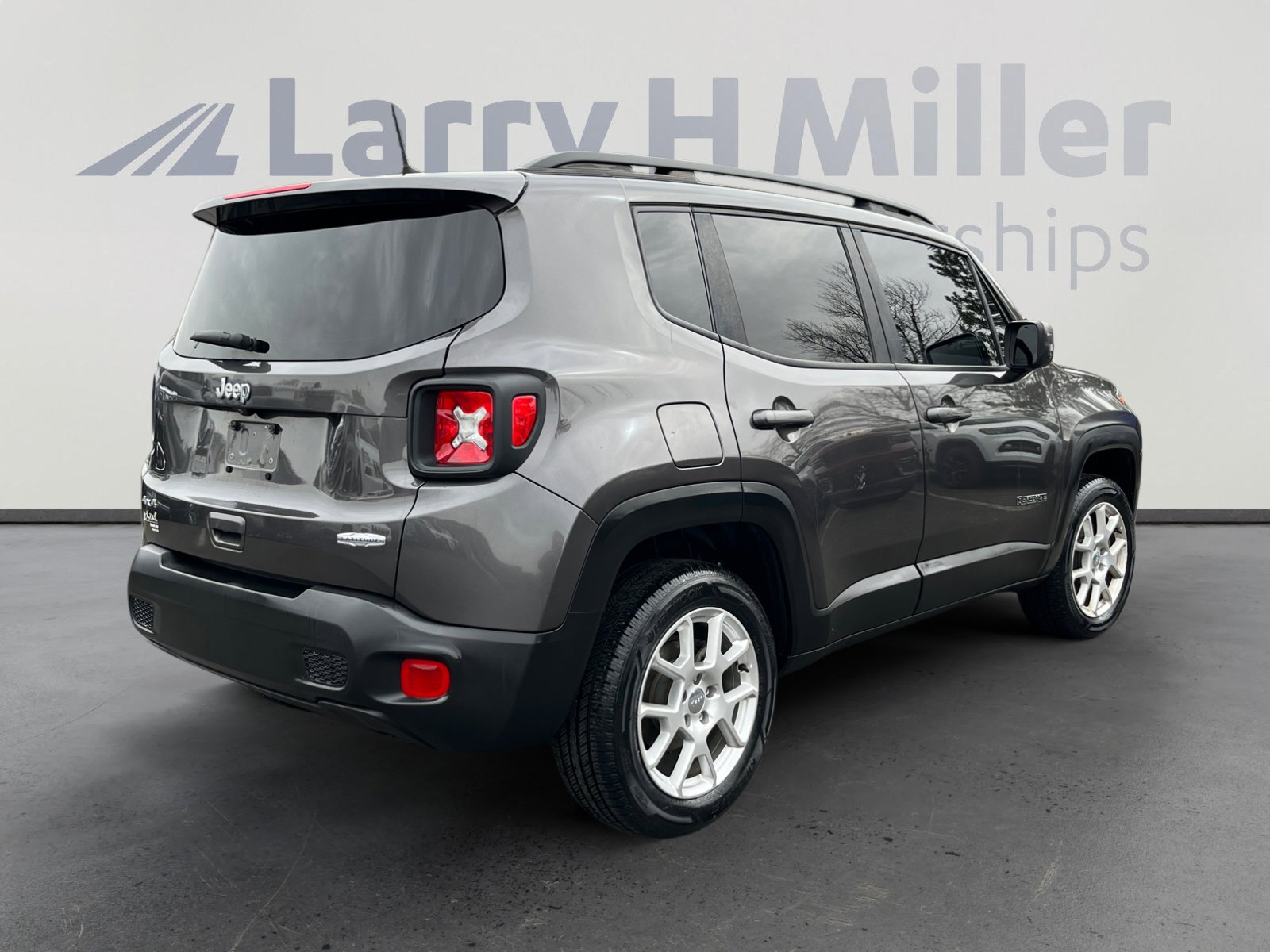 Used 2020 Jeep Renegade Latitude w/ Cold Weather Group image 5