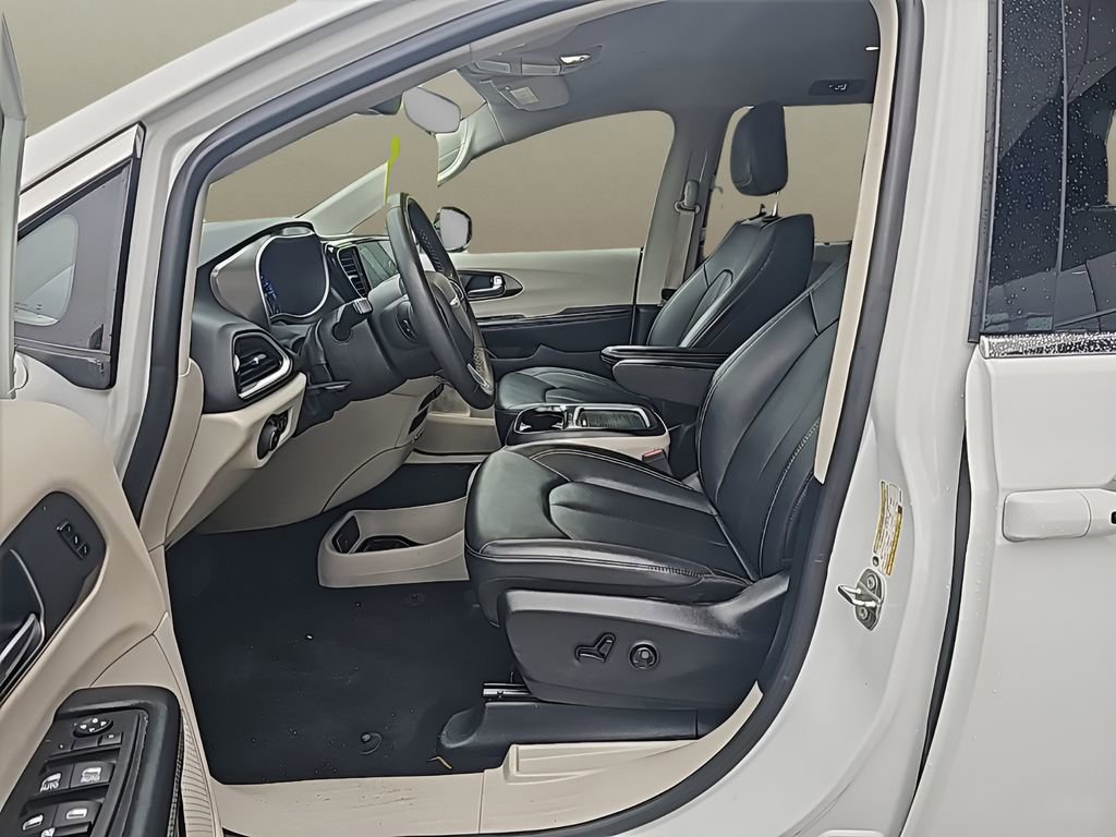 Used 2024 Chrysler Pacifica Touring-L FWD image 9