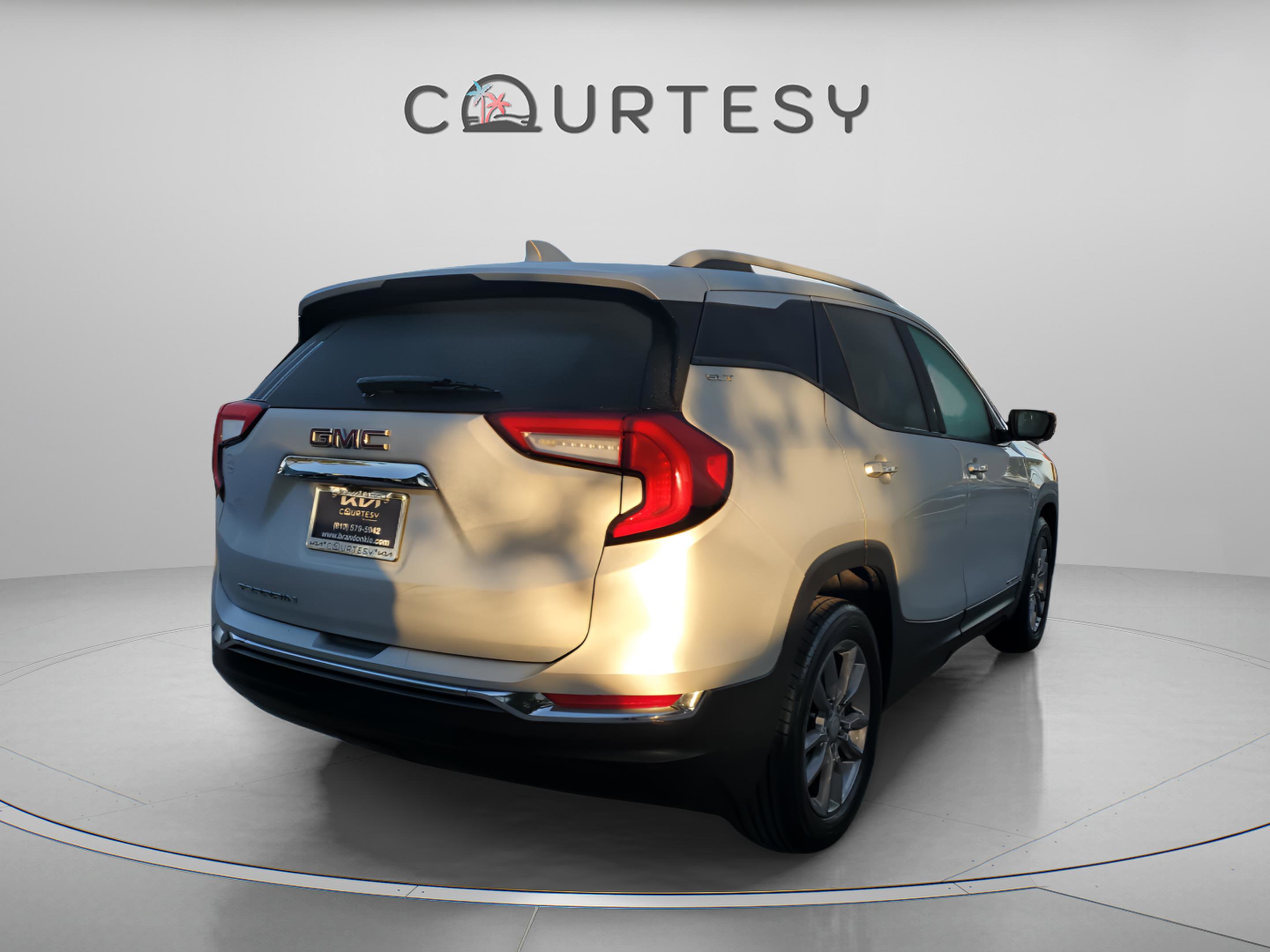 Used 2022 GMC Terrain SLT image 3