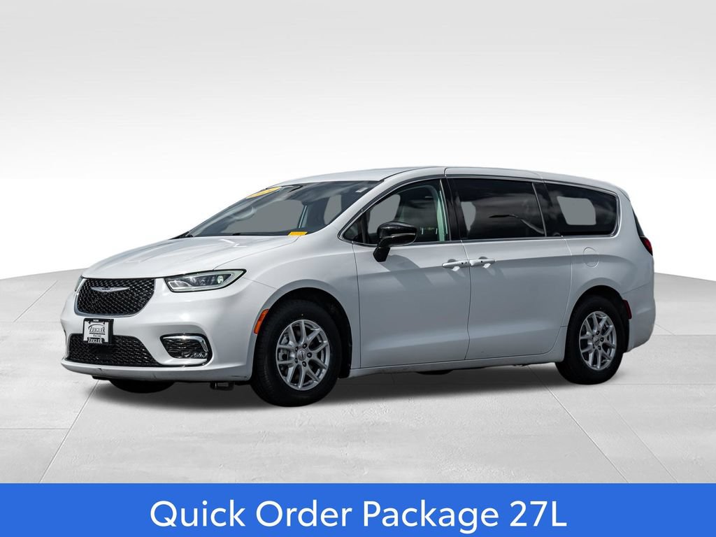 Used 2024 Chrysler Pacifica Touring-L FWD image 3
