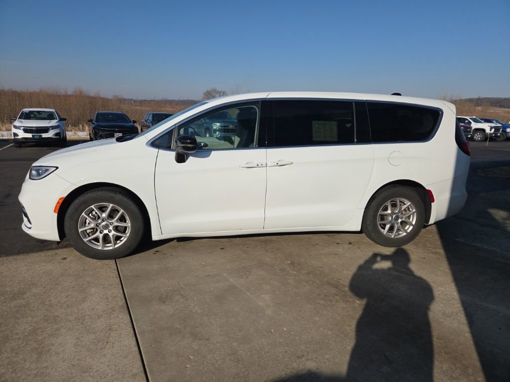 Used 2024 Chrysler Pacifica Touring-L image 3