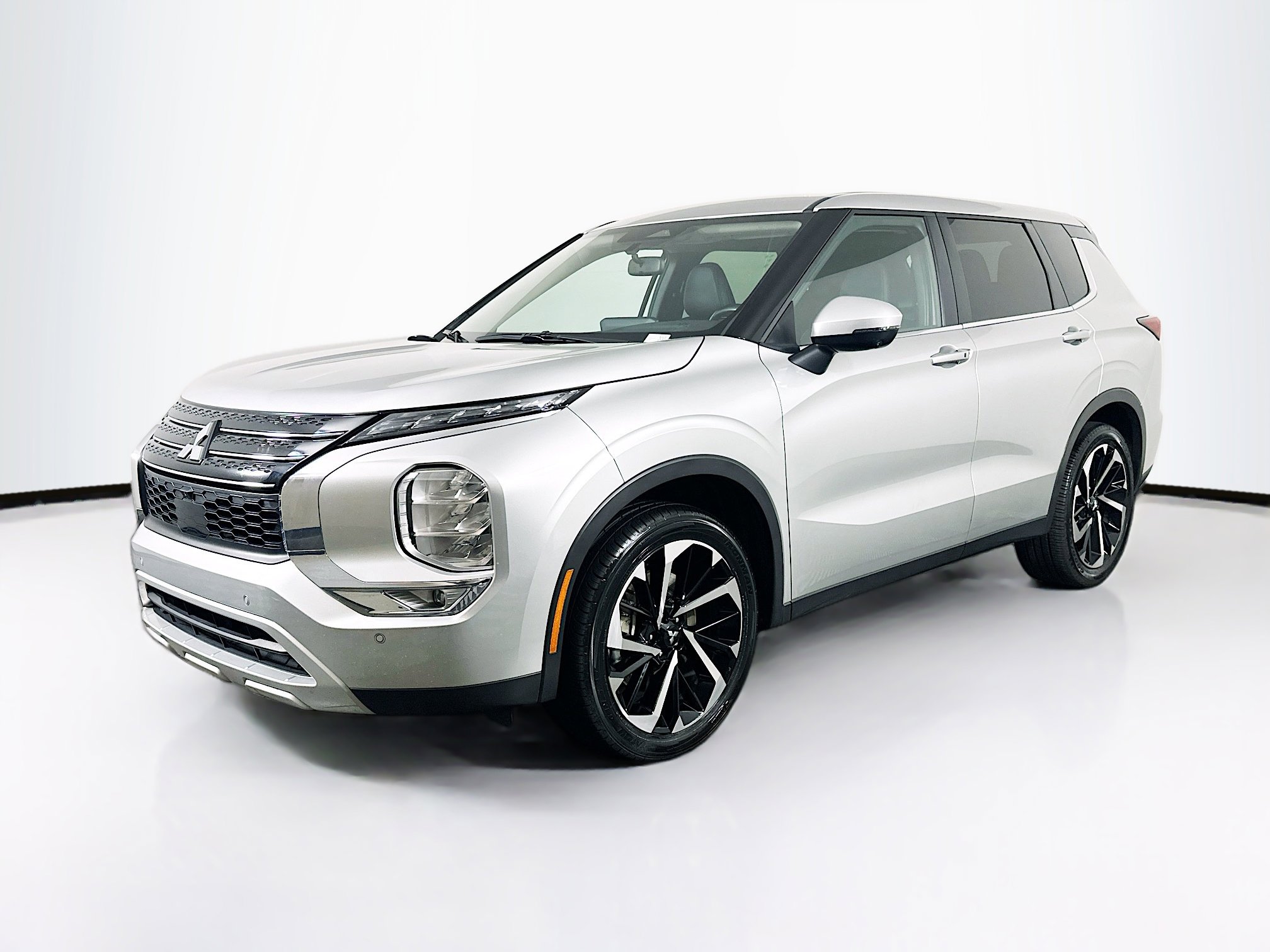 Used 2024 Mitsubishi Outlander SE image 3